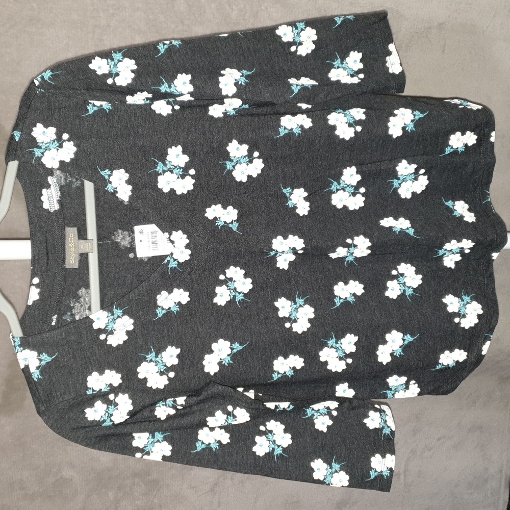 Petite Chintz Floral V-Neck 3/4 Sleeve T-Shirt